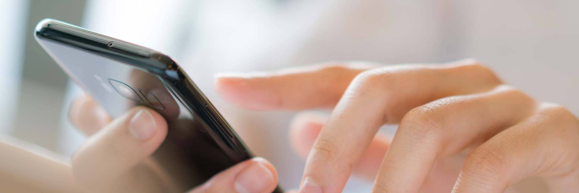 händer med mobiltelefon som kontaktar säljcoach ledarskapscoach och business coach Hanna Plymouth